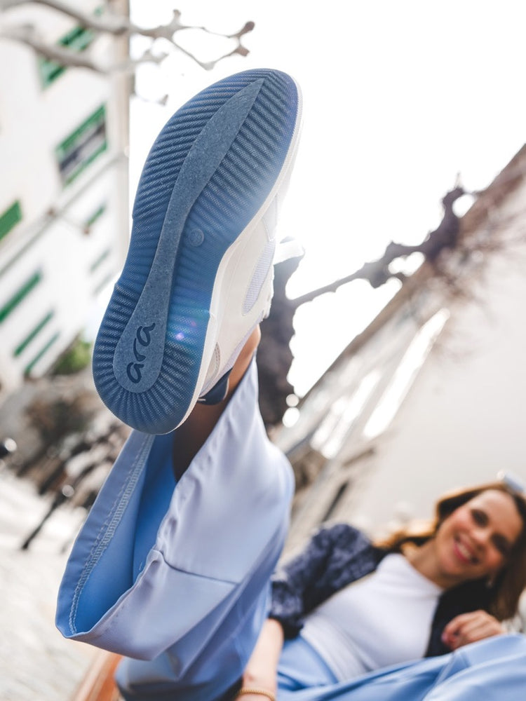 The ara sole, raised high by a laughing woman